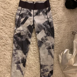 Träningsbyxor  - Träningsbyxor ifrån HM. Storlek XS. Använd en del men är i bra skick🤍 