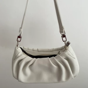 Axelväska - Säljer denna super fina axelväskan som inte kommer till användning. Bra kvalite och passar de flesta outfitsen. Använd 2-3 gånger, köparen står för frakten🤍💕💕