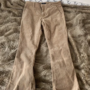 vintage bruna byxor  - Säljer ett jättefint par vintage, ljusbruna byxor från märket Rosebud! Har använts en gång, men säljer pgr av ingen användning av de :) De är storlek 38! Skriv om ni har några frågor!