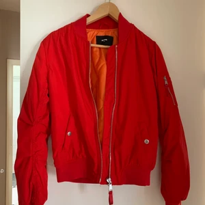 Bomber jacka - Röd Bomberjacka från Bikbok, storlek XS men passar även S. Skonsamt använd och jättefint skick. Köparen står för frakten, cirka 70:-.