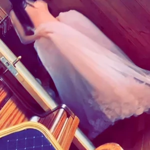 Klänningar - Två fina brolopps klänningar som har använts två gånger kan även användas i fester förlovning också en av dom är baby råsa och den andra är röd med lång armad den röda köpte jag för 6000kr och den råsa för 5000kr 