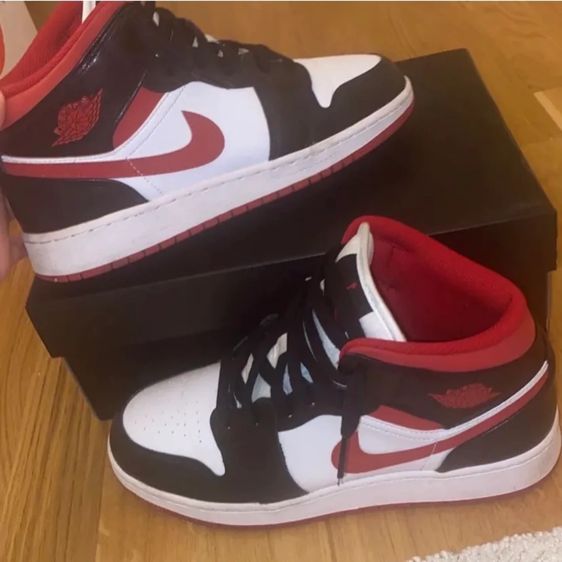 Jordan 1 mid gym red