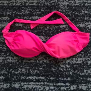 Jättefin rosa bikini topp utan band med knytning där bak! Storlek S men säljer då den är lite för stor för mig. 100kr + frakt! 