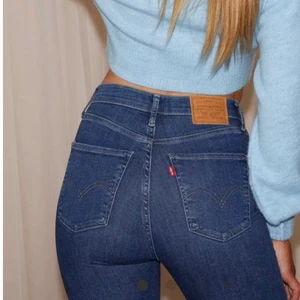 LEVIS BYXOR storlek S - Blå Levis jeans, använd 4 gånger. Kommer ej till användning då jag gått upp i vikt. Pris kan diskuteras. Tar swish