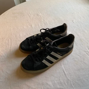 Adidas Campus - Svarta skor i mocka, använda 
