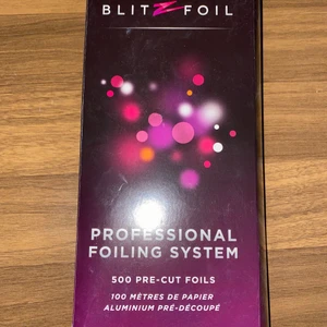 500 cut foils till hårblekning  - Lånad bild nr 2. Ca 400-450 små foliebitar som man kan använda till blekning av håret. Superbra om du tänker slinga eller ljusa upp håret till sommaren. Jag har använt ca 30-50/500 på mitt hår.  Du får med en slinghätta på köpet!  Se sista Sista bilden(Lånad bild).