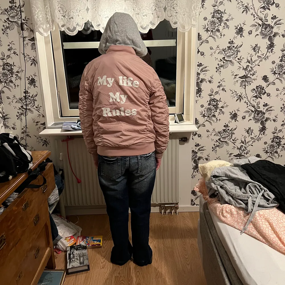 Säljer denna jätte fina rosa bomberjacka! Använt en vår 2018 tror jag! Inte mer. Väldigt varm och bekväm. Storlek 164 men gick på mig i storlek XS-M med en hoodie under. Skriv vid intresse eller frågor💘. Jackor.