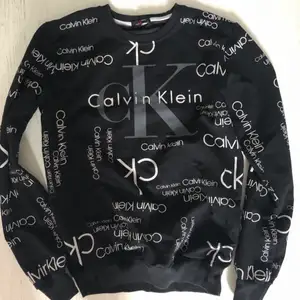 Säljer min skitsnygga Calvin Klein sweatshirt. Använd endast några gånger och är i jättefint skick. Köpt för 400kr (kopia)