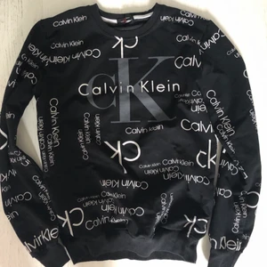 Calvin Klein Sweatshirt  - Säljer min skitsnygga Calvin Klein sweatshirt. Använd endast några gånger och är i jättefint skick. Köpt för 400kr (kopia)