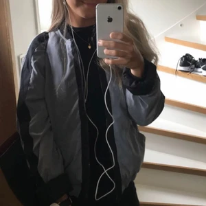 Vårjacka  - Säljer en cropped vårjacka från märker Rut and circle. Väldigt fint skick då den knappt är använd. Kan mötas i Göteborg eller Karlskrona. Annars står köparen för frakt