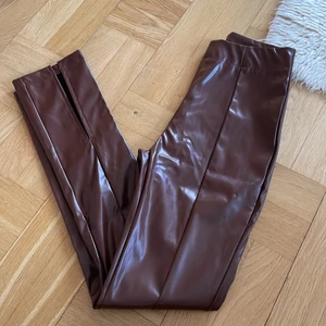 Byxor (nyskick) - Byxor i läderimitation från Shein! Aldrig använda så i princip helt nya! Liite ljusare färg irl, bilderna gav ej rättvisa. 90kr inklusive frakt! Passar någon som är cirka 155 lång!