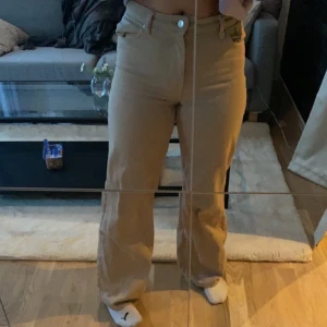 Beiga jeans från Monki 🤎 - Köptes på plick men har inte fått användning för dem tyvärr, är en wide leg modell med medelhög midja, jättefint skick 🤎🤎ska flytta så vill bli av med allt så lägg gärna ett eget prisförslag om du vill!