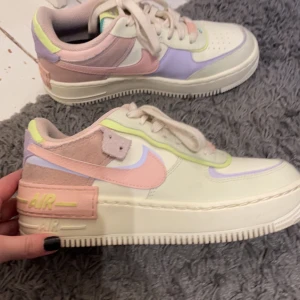 Nike skor  - Nike skor köpta i från Nikes egna butik i sommars har själv storlek 35/36 så dom är för stora för mig då de är storlek 37.5  , använd ca 5 ggr