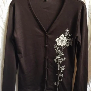 Tröja - Tröja, finns att hämta upp i Stockholm, Hökarängen.                   Kontant eller swish👍