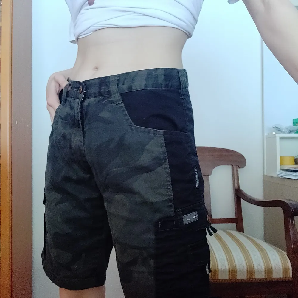 Ett par snygga mörkgröna/mörkgråa camouflage shorts 💚Många olika fickor och fack i fickorna. Kan bli något längre leveranstid på dessa. Pris kan diskuteras 🙌. Shorts.