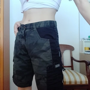 Camouflage Shorts - Ett par snygga mörkgröna/mörkgråa camouflage shorts 💚Många olika fickor och fack i fickorna. Kan bli något längre leveranstid på dessa. Pris kan diskuteras 🙌