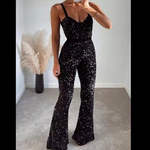 Svart paljett jumpsuit  - Svart paljett jumpsuit med långa ben.