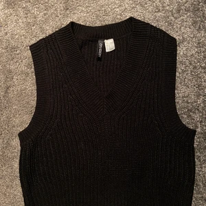 Stickad väst - Svart stickad väst från HM. I fint skick använd ett fåtal gånger. Kolla in min profil säljer massa annat! Om du är intresserad av fler saker kan vi komma överens om ett paketpris☺️