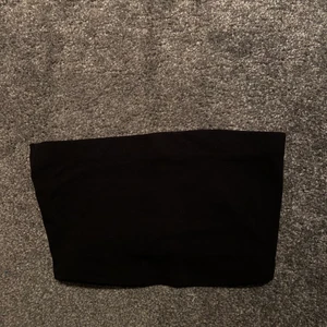 Stripeless topp  - Svart stripeless topp från h&m. Använd fåtal gånger så i fint skick. Kolla in min profil säljer massa annat! Om du är intresserad av fler saker kan vi komma överens om ett paketpris☺️
