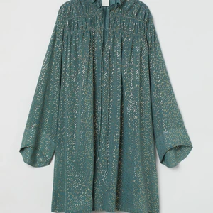 H&M  klänningar  - Den gröna och vita har lapparna kvar och oanvända . 150kr . Denim klänningen endast provad, 170kr Alla är i Stl M . Kan skickas mot frakt eller hämtas. 