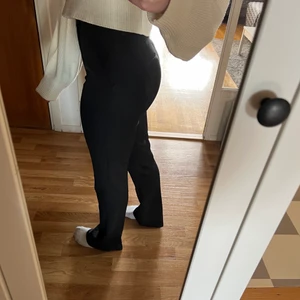 Populära kostymbyxor från bikbok  - Säljer dessa supersnygga och populära kostymbyxor från bikbok. De har en otroligt nice passform men de har tyvärr blivit försmå på mig. Använda måttligt men ändå i toppskick. Köpta i somras, nypris 400kr