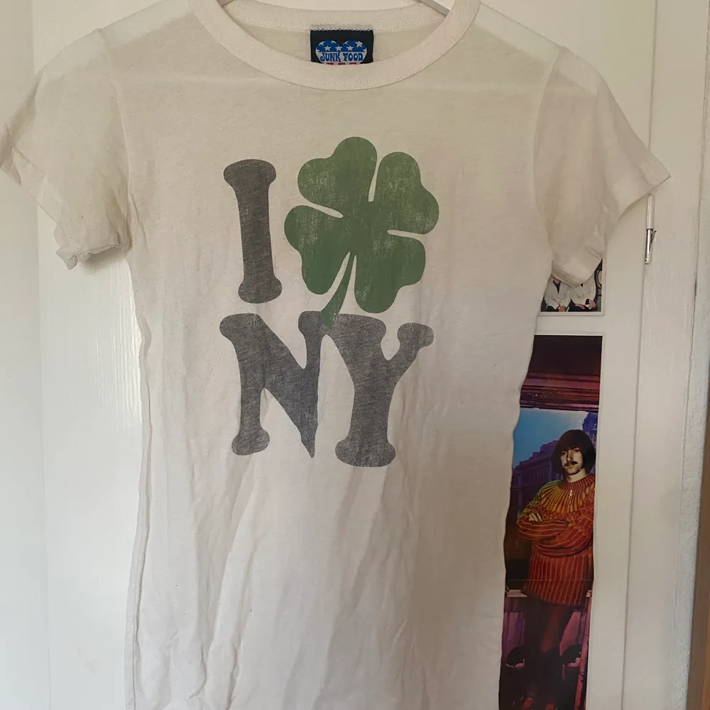 i love new york tshirt från junk food. står M men skulle snarare säga small.. T-shirts.