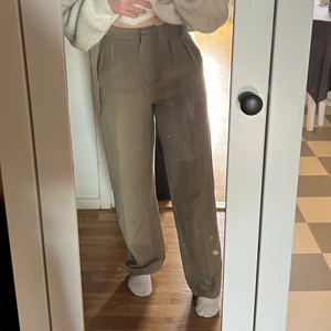 Kostymbyxor - Jättefina och sköna, gröna kostymbyxor från NA-KD. Använda ett fåtal gånger så de är i bra skick. 