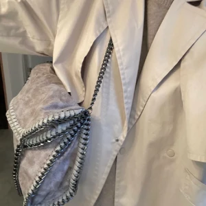 Stella inspirerad väska - Säljer nu min favoritväska som är inspirerad av stella mccartney då jag fick en ny! Den är i superfint skick och har inga slitningar alls. Lånade bilder, skriv för fler💗 Om fler är intresserade så startas budgivning, annars är det först till kvarn!💗