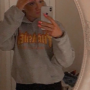 Trasher hoodie - Säljer nu min gråa trasher hoodie. Storlek S men passar både XS om man vill ha den lite oversized, Jag själv har XS och ni ser hur den sitter på mig på bilden. Skulle också kunna passa M.  Ordinarie pris: 1000kr