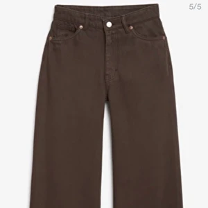 Jeans  - Jeans från Monki i modellen Yoko. Använd fåtal gånger, mycket bra skick. Köparen står för eventuell frakt ✨
