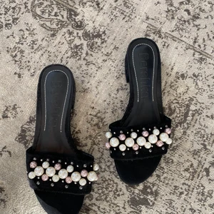 Klackade sandaler från Bershka - Tofflor från Bershka med liten klack och pärlor 🥰 använda en gång 