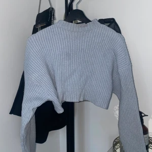 Stickad tröja - Super fin tröja, jätte skönt materiell. Inte alls nopprig❣️