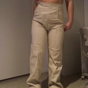 Byxor från pretty little thing - Helt nya byxor ifrån pretty little thing som är helt oanvända då de var för små för mig! Frakt tillkommer💕