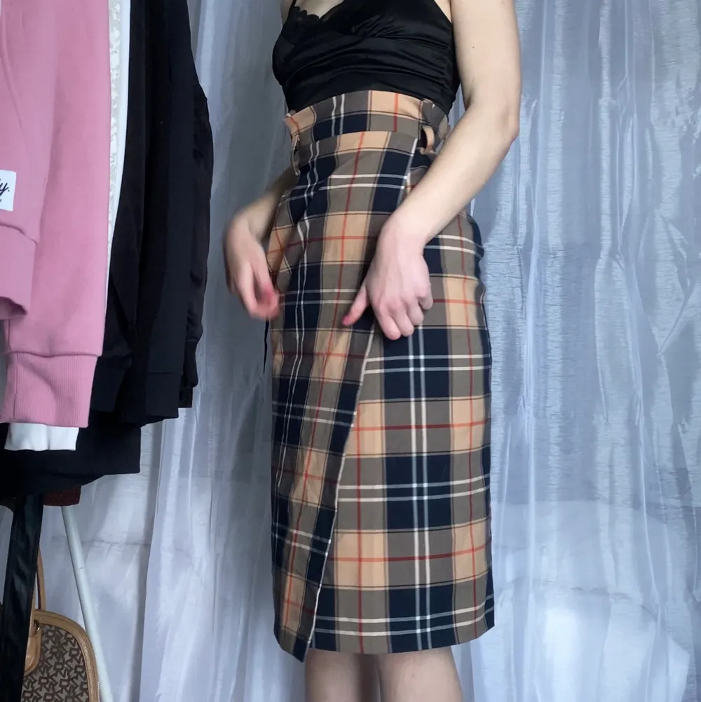 Superfin kjol från H&M som jag endast använde under sommaren 2020. Inte riktigt kommit till användning sen dess, men superbra att ha på sommarkvällarna!! ❤️ fint skick 👍. Kjolar.
