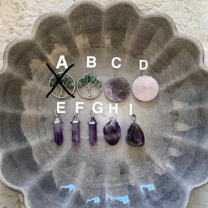 Kristall charms - säljer dessa kristall charms, alla charms kostar olika så om du är villig att köpa en av dessa skriv privat vilken det e du vill ha. T.ex. ”Jag vill köpa A” Då beskriver vi vad det är för kristall och hur mycket den kostar + frakt 💕 Om ni har några andra frågor ställ de också ☺️ Alla dessa är äkta och ethically sourced !