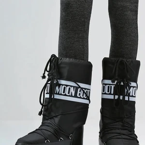 Moon Boots-skor - Ett par jätte sköna och fina moon boots. Andvänder inte pga att jag har ett par nya skor som jag andvänder mer och min syster har sånna skor som jag brukar låna. De är typ helt nytt skick som jag har använt ett fåtal gånger typ 3-4 gånger. Lånade bilder Skriv privat för egna bilder. Frakt ingår