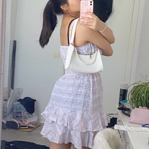 Klänning - Super söt klänning till sommaren! Köpt på zalando! Ordpris:1000kr men köpte den under rabatt så säljer den för 300kr!🤩💗 slutsåld i storleken! Oanvänd med lapp kvar!