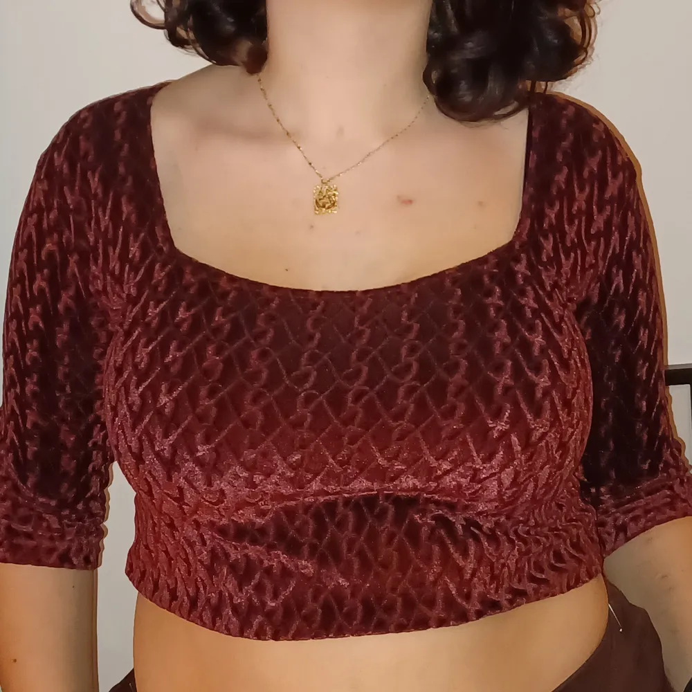 En vinröd croptop med squared neckline från Beyond Retro i storlek M. Små flätliknande mönster och lite kortare ärmar. Super gullig till våren, sommaren och hösten! . Toppar.