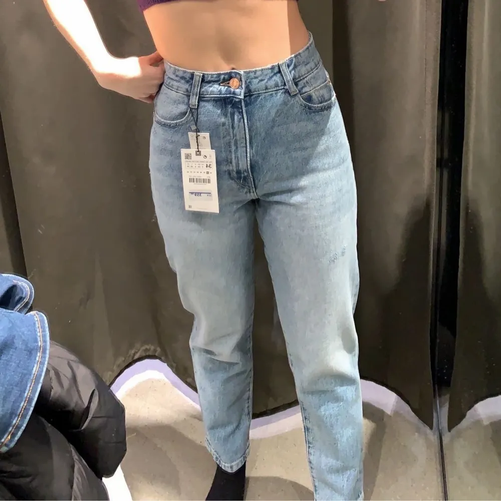 Ljublå jeans från Zara, storlek 34. Endast använda fåtal gånger. Säljes då jag inte gillar den modellen av jeans längre. . Jeans & Byxor.