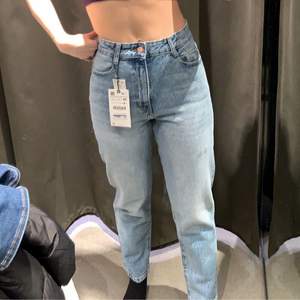Ljublå jeans från Zara, storlek 34. Endast använda fåtal gånger. Säljes då jag inte gillar den modellen av jeans längre. 