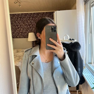 Storlek S - Köpte denna fina vår jackan från Zara. Den är helt oanvänd , väldigt fin färg på jackan.  Köpte den för 500kr men säljer för 350kr