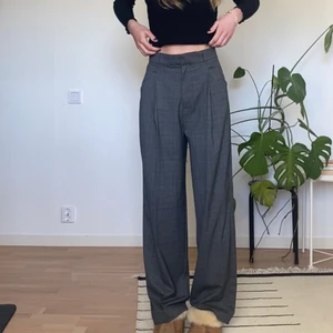 Zara kostymbyxor - Asdrömmiga grårutiga kostymbyxor köpta nya på plick eller tise, men tyvärr för stora på mig:( Så fin längd, även på mig som är ca 175-180 cm. Helt nya, med lapp kvar och allt! Skulle säga att de passar storlek 36-38 ish.   