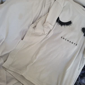 Två T-shirts - Två tshirts som säljs ihop. De båda har en flicka typ på bröstet därav lågt pris.