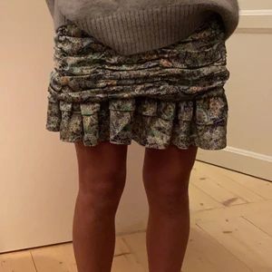 Zara kjol - En jätte fin kjol från zara i strl s som är i gott skick, köpte den för 400kr förra sommaren men säljer för 150kr, skriv om ni har frågor❣️