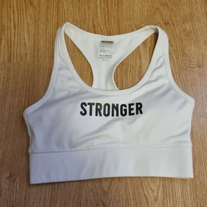 Sport-BH Stronger - En fin sport-BH från Stronger, använd endast 1 gång! Kuporna är uttagbara och säljer för att den inte satt helt rätt på mig. I strl. XS. För mer bilder eller info, skriv privat. Köpare står för frakt