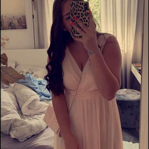 Bal klänning - Balklänning stl xs men passar en s/liten M, använd två ggr så fint skick förutom en tråd som dragit upp (se sista bilden) nypris 999kr säljes för 250kr + frakt väskan ingår även, den är använd en gång och är i samma färg som klänningen