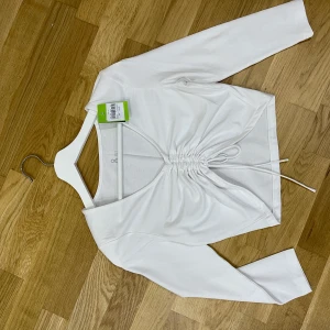 Vit magtröja/croptop - Superfin oanvänd topp i storlek XS. 
