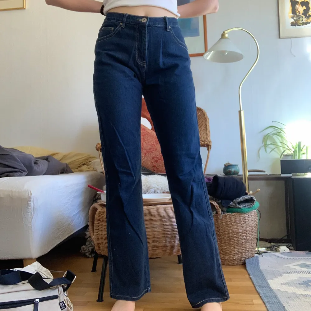 Säljer dessa raka jeans med snygga fickor! Passar mig som är en 36:a och vanligtvis har en storlek 27/28 i jeans. . Jeans & Byxor.