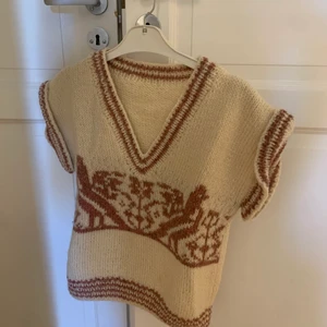 Stickad väst - Stickad väst köpt second hand❤️‍🔥 Står ingen storlek i den men skulle uppskatta den till en S/M 