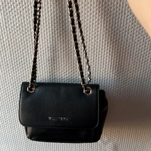 Valentino väska  - Använd Valentino axelväska, inköpt sommar 2020